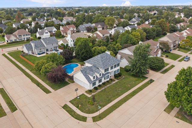 4816 Norfolk Place, Bettendorf, IA 52722