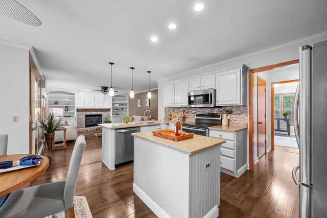 4816 Norfolk Place, Bettendorf, IA 52722