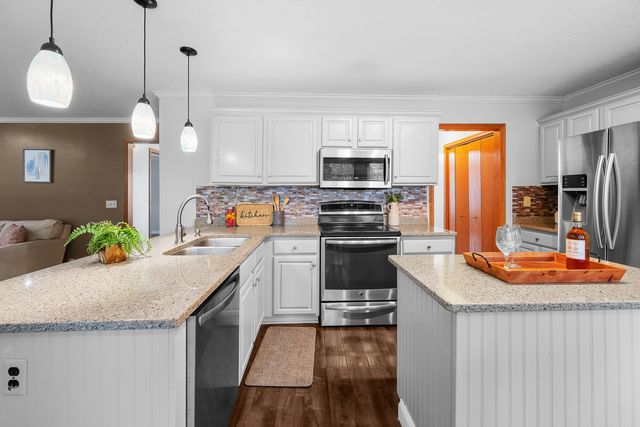 4816 Norfolk Place, Bettendorf, IA 52722