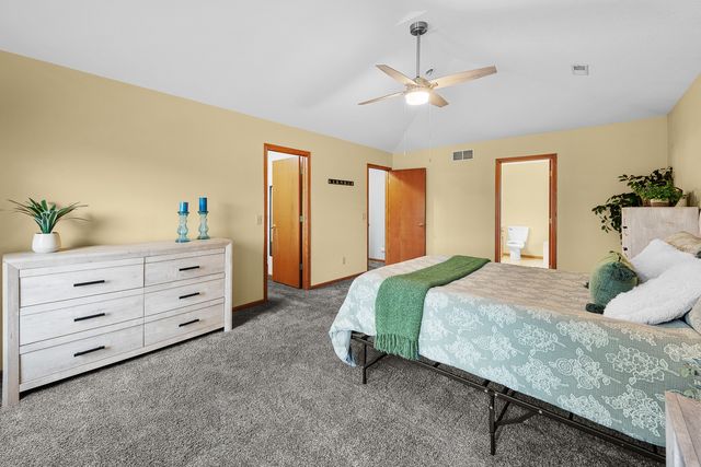 4816 Norfolk Place, Bettendorf, IA 52722