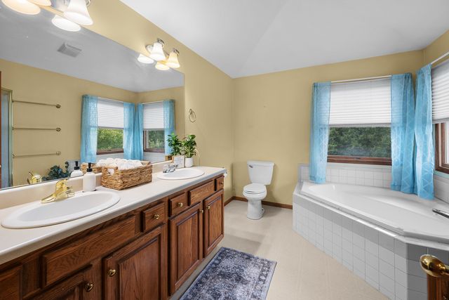 4816 Norfolk Place, Bettendorf, IA 52722