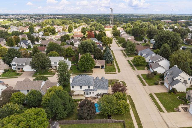 4816 Norfolk Place, Bettendorf, IA 52722