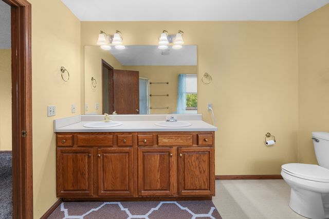 4816 Norfolk Place, Bettendorf, IA 52722