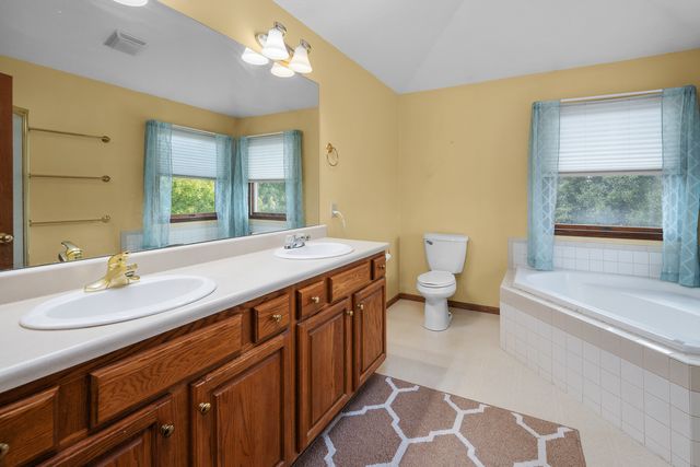 4816 Norfolk Place, Bettendorf, IA 52722