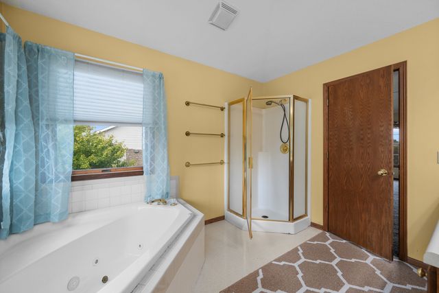 4816 Norfolk Place, Bettendorf, IA 52722