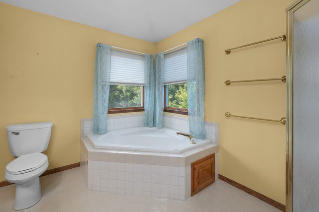 4816 Norfolk Place, Bettendorf, IA 52722