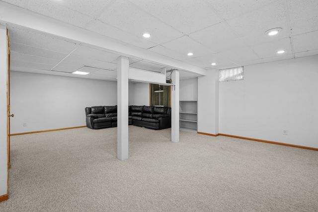 4816 Norfolk Place, Bettendorf, IA 52722