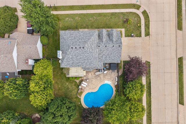 4816 Norfolk Place, Bettendorf, IA 52722