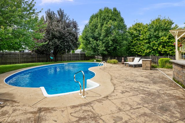 4816 Norfolk Place, Bettendorf, IA 52722