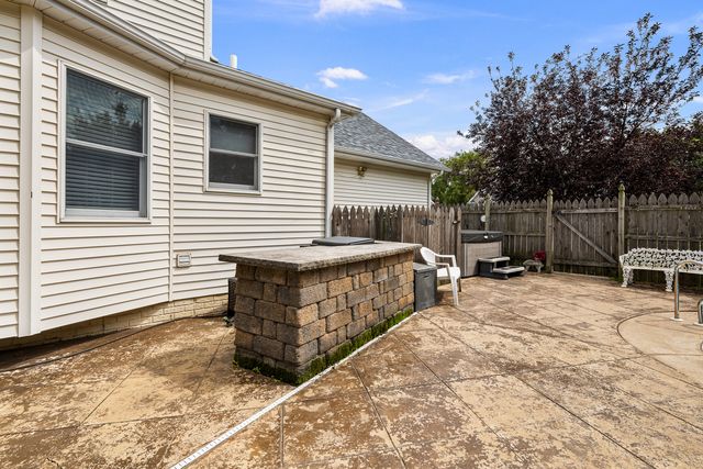 4816 Norfolk Place, Bettendorf, IA 52722