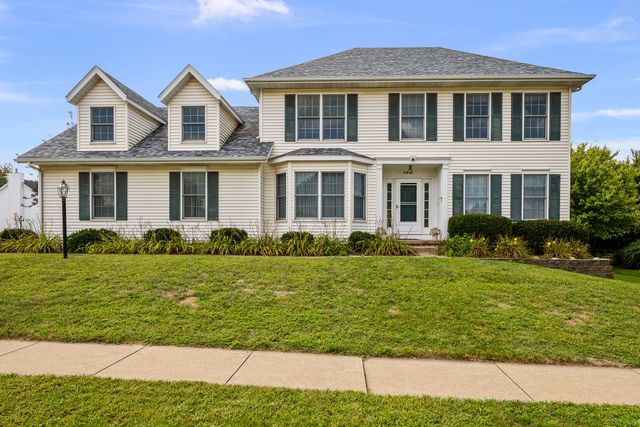 4816 Norfolk Place, Bettendorf, IA 52722