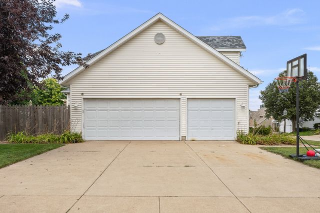 4816 Norfolk Place, Bettendorf, IA 52722