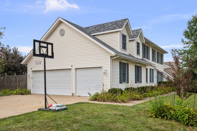 4816 Norfolk Place, Bettendorf, IA 52722