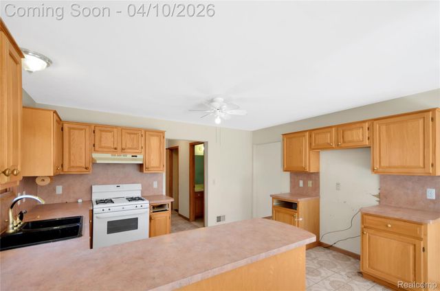 7600 Village Drive, Washington Township, MI 48094