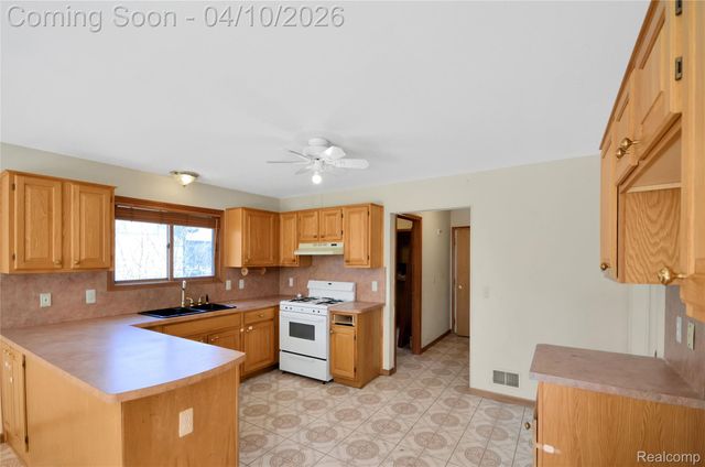 7600 Village Drive, Washington Township, MI 48094