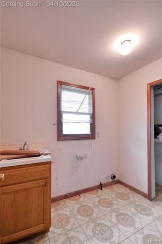 7600 Village Drive, Washington Township, MI 48094