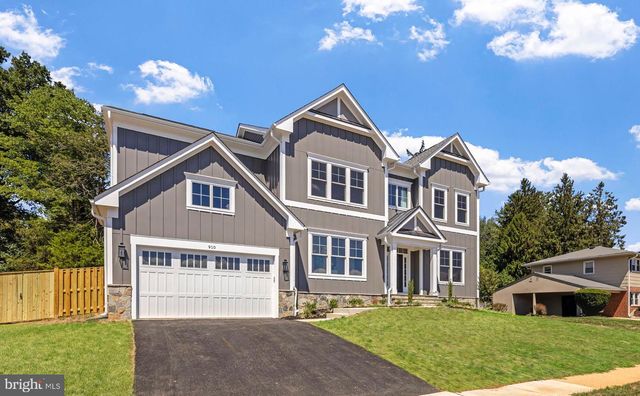 910 FAIRWAY DR NE, Vienna, VA 22180