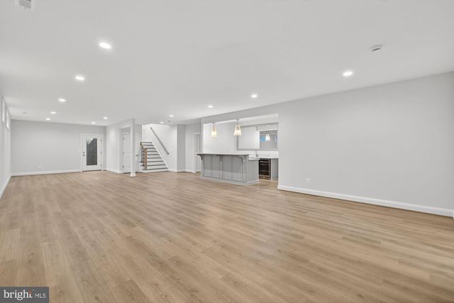 910 FAIRWAY DR NE, Vienna, VA 22180