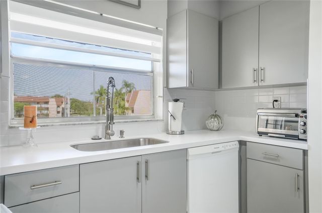 9300 Sunrise Lakes Boulevard 309, Sunrise, FL 33322