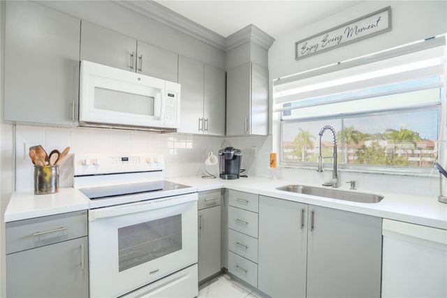 9300 Sunrise Lakes Boulevard 309, Sunrise, FL 33322