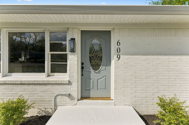 609 E 11th St, Columbia, TN 38401