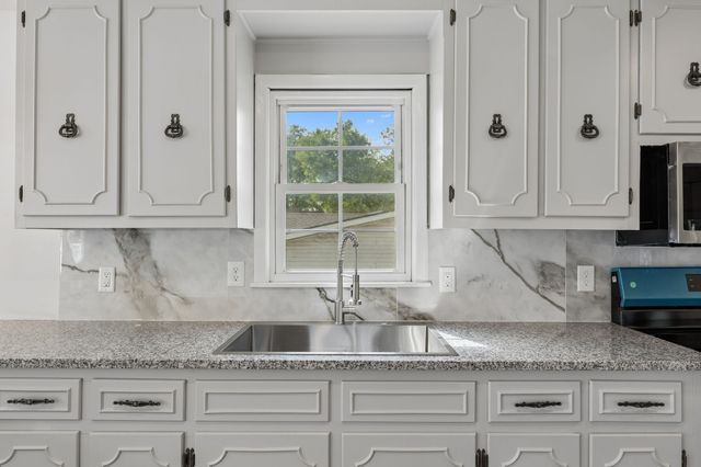 609 E 11th St, Columbia, TN 38401