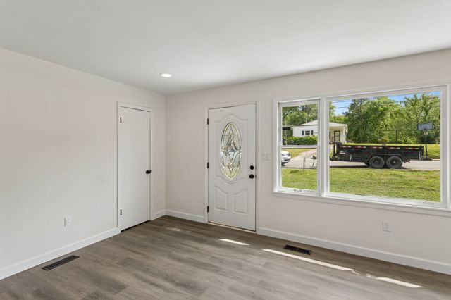 609 E 11th St, Columbia, TN 38401