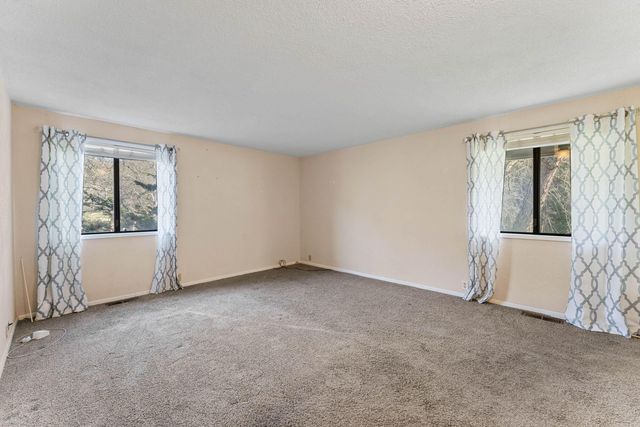 949 Wards Creek Road, Rogue River, OR 97537