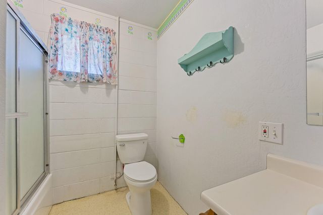 949 Wards Creek Road, Rogue River, OR 97537