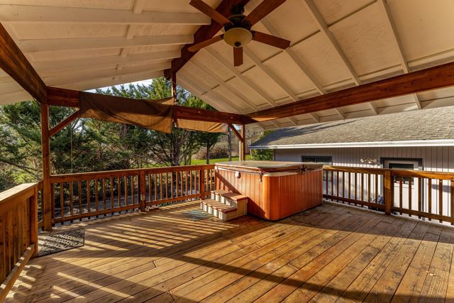 949 Wards Creek Road, Rogue River, OR 97537