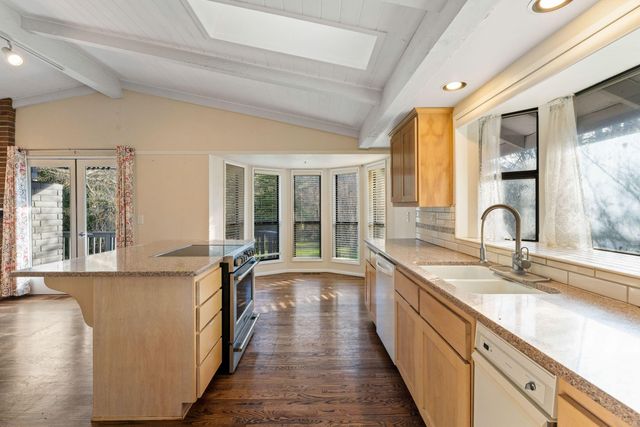 949 Wards Creek Road, Rogue River, OR 97537