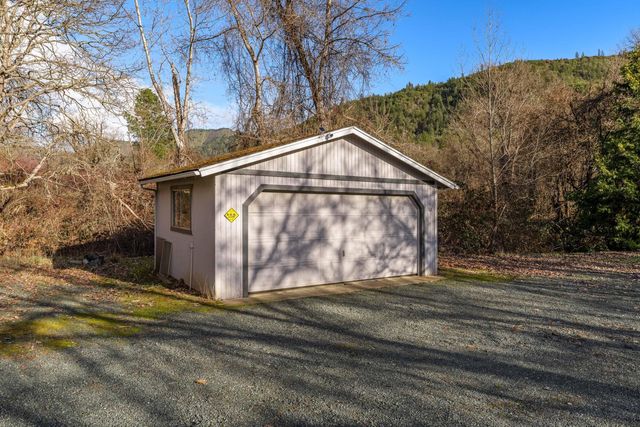 949 Wards Creek Road, Rogue River, OR 97537