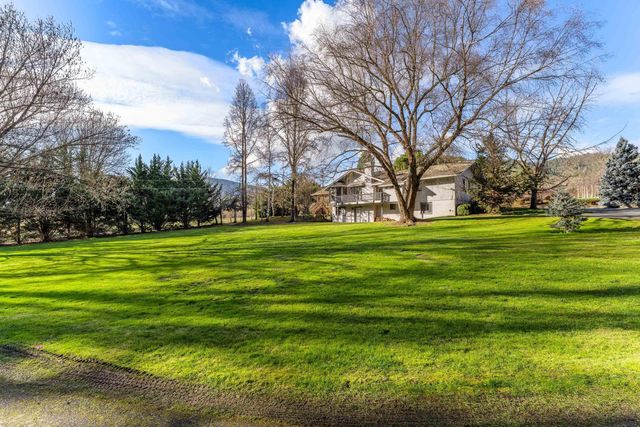 949 Wards Creek Road, Rogue River, OR 97537