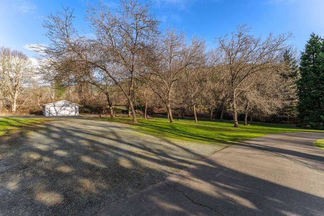 949 Wards Creek Road, Rogue River, OR 97537