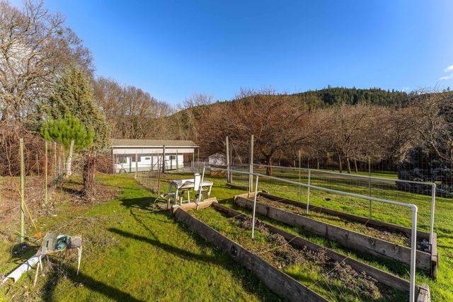 949 Wards Creek Road, Rogue River, OR 97537