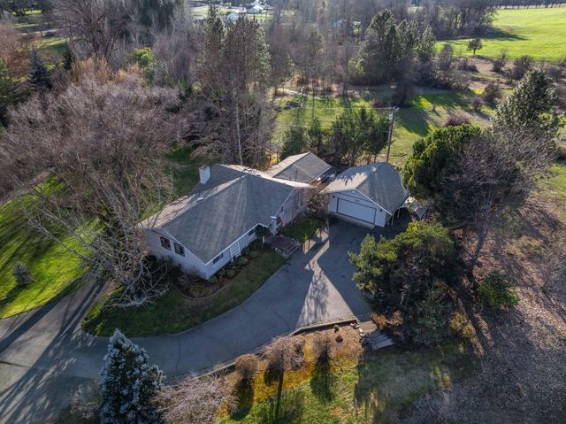 949 Wards Creek Road, Rogue River, OR 97537