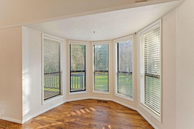 949 Wards Creek Road, Rogue River, OR 97537