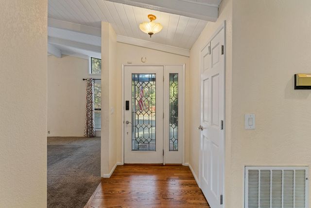 949 Wards Creek Road, Rogue River, OR 97537