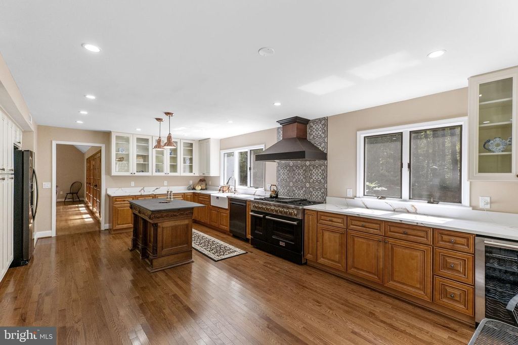 Image 10 of property listing at 16112 BARNESVILLE RD, Boyds, MD 20841