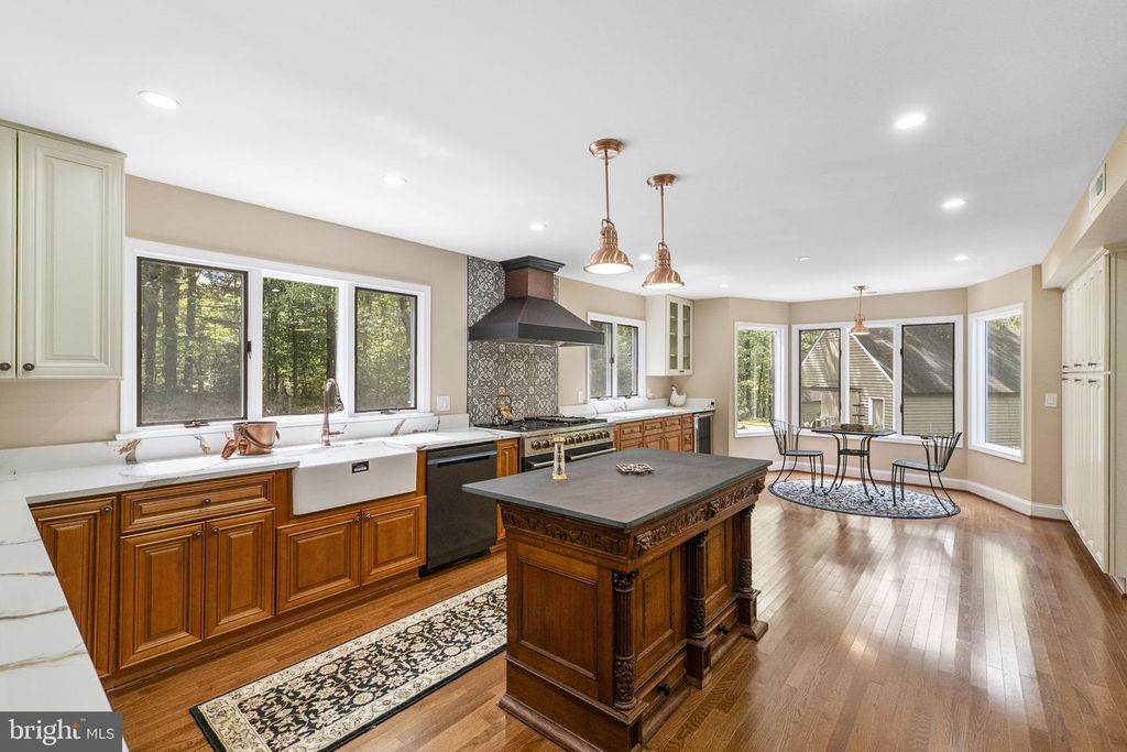 Image 11 of property listing at 16112 BARNESVILLE RD, Boyds, MD 20841