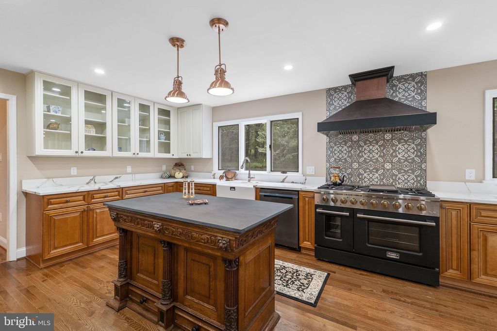 Image 13 of property listing at 16112 BARNESVILLE RD, Boyds, MD 20841