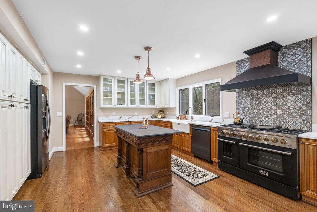 Image 14 of property listing at 16112 BARNESVILLE RD, Boyds, MD 20841