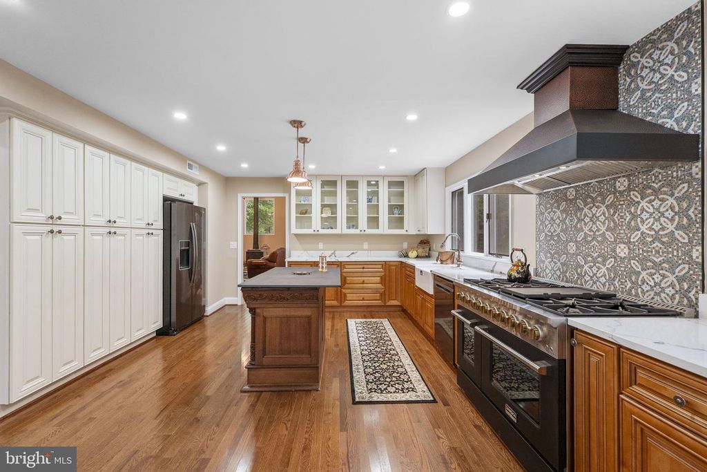 Image 15 of property listing at 16112 BARNESVILLE RD, Boyds, MD 20841