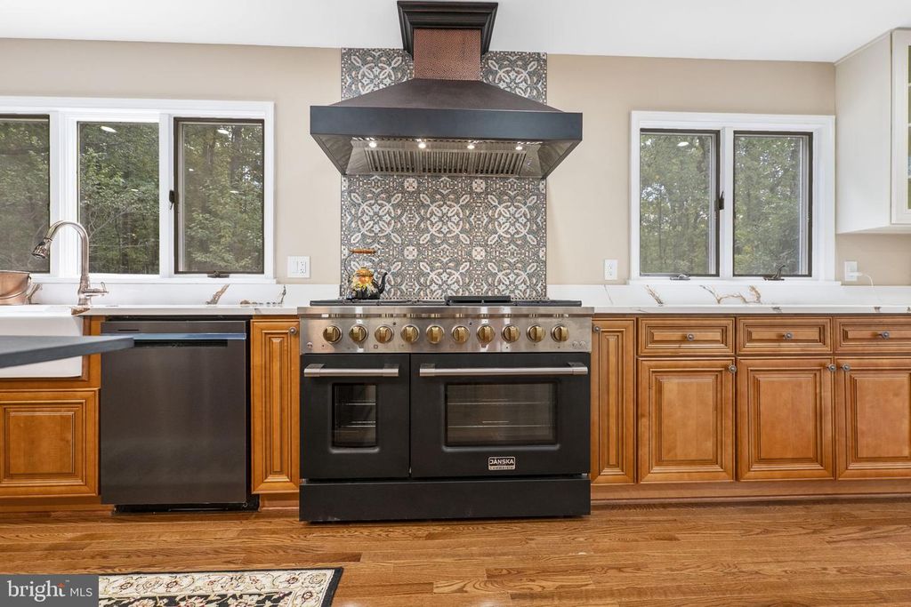 Image 16 of property listing at 16112 BARNESVILLE RD, Boyds, MD 20841