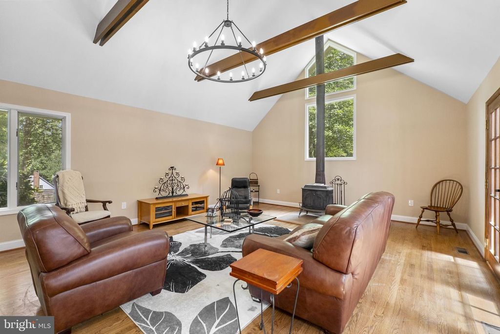 Image 23 of property listing at 16112 BARNESVILLE RD, Boyds, MD 20841