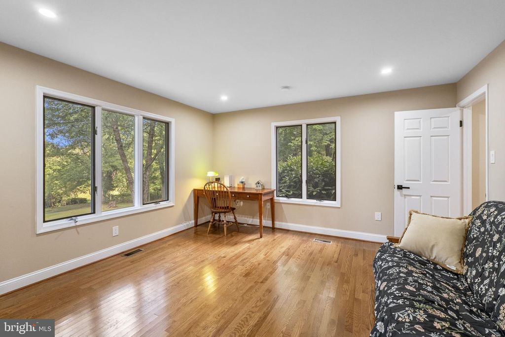 Image 25 of property listing at 16112 BARNESVILLE RD, Boyds, MD 20841