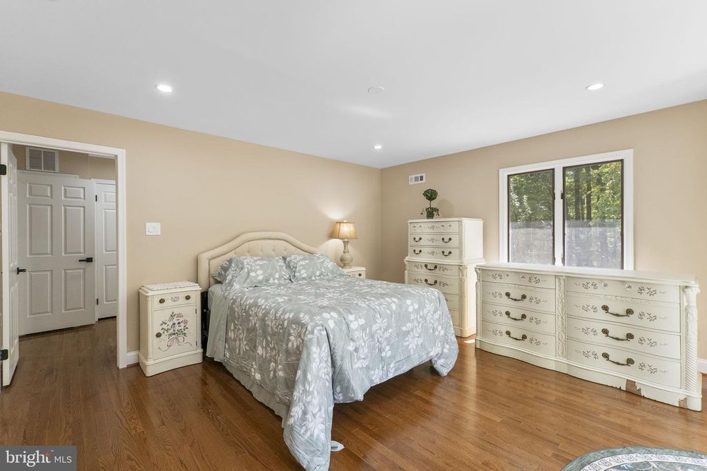 Image 38 of property listing at 16112 BARNESVILLE RD, Boyds, MD 20841