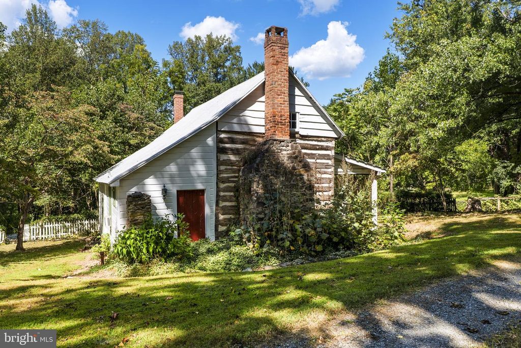 Image 73 of property listing at 16112 BARNESVILLE RD, Boyds, MD 20841