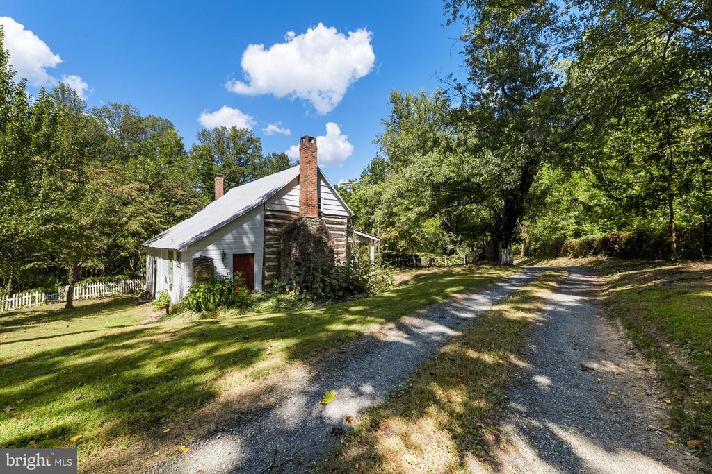 Image 74 of property listing at 16112 BARNESVILLE RD, Boyds, MD 20841