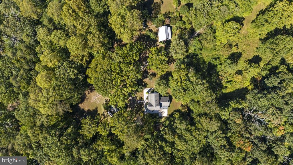 Image 77 of property listing at 16112 BARNESVILLE RD, Boyds, MD 20841
